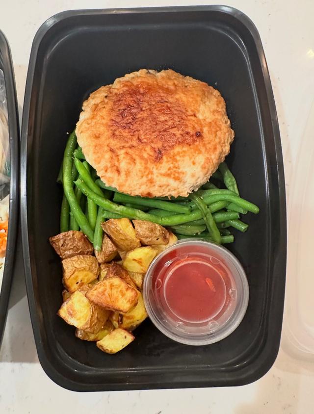 Burger with green beans and roasted potatoes
