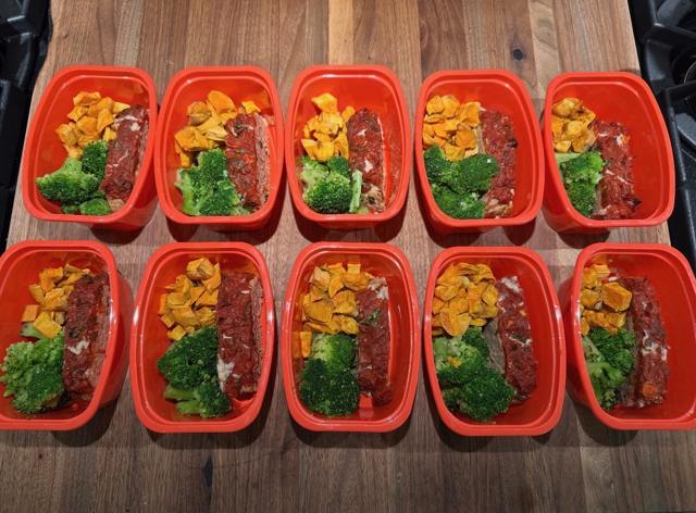 A full week of prepped meals in containers