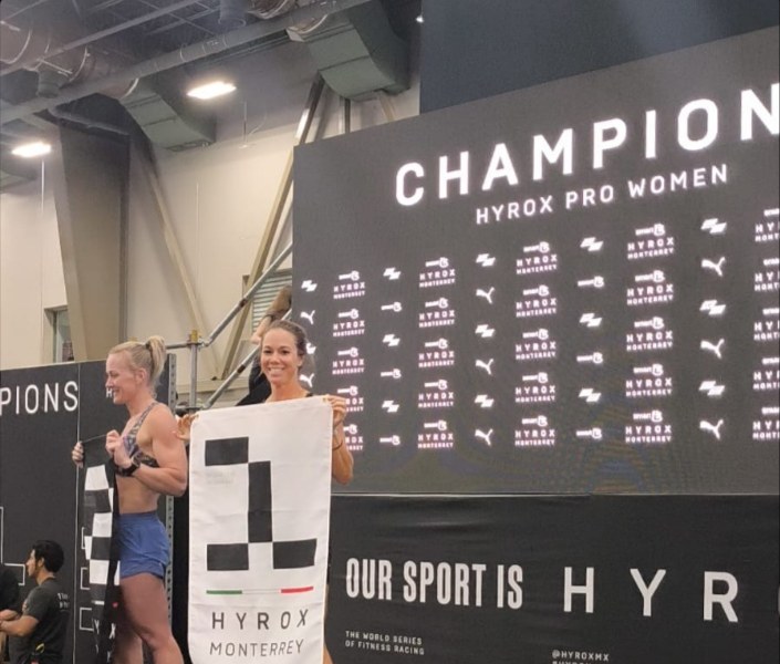 Atletas de ATHENA en el primer lugar del podio en HYROX Monterrey